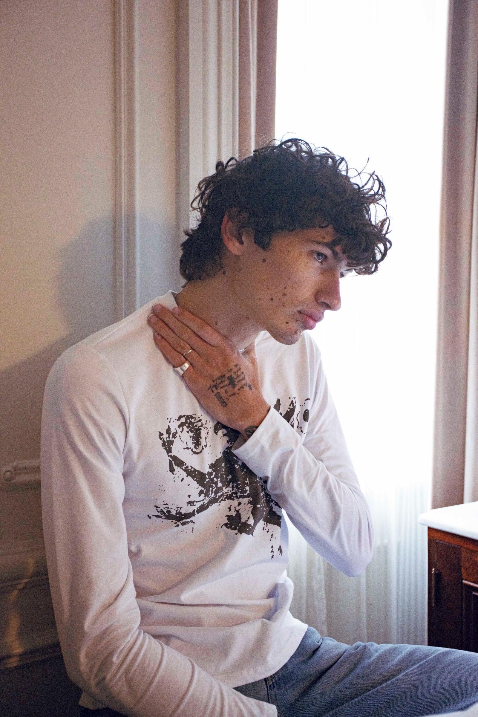 ABG WHITE LONGSLEEVE